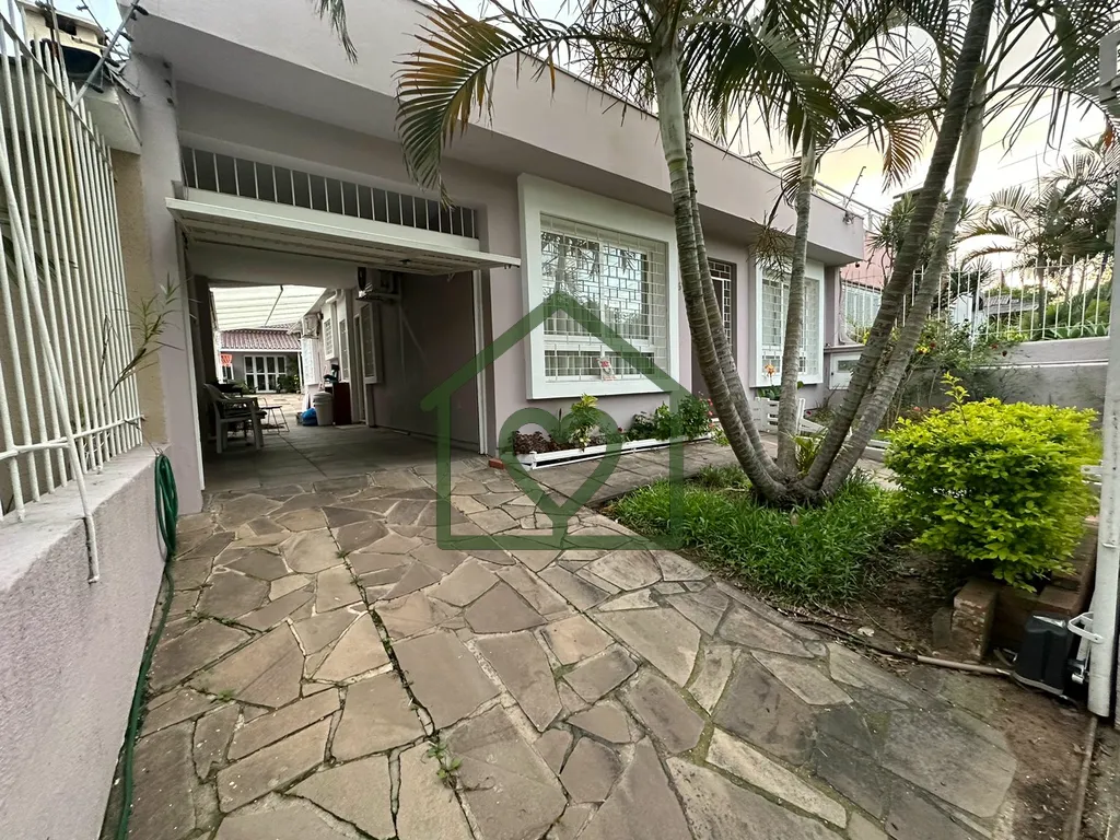 Imagem Excelente casa térrea, localizada em rua tranquila e arborizada, em frente à Praça Edgar Graef e ...