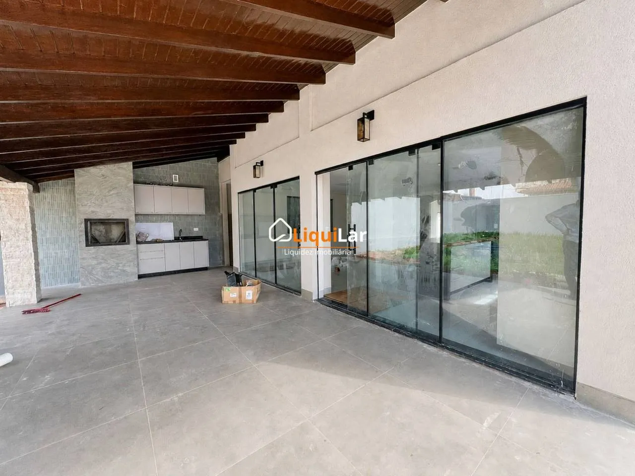 Imagem Sobrado com Aptidão Comercial na Vila Rosa Pires | 4 Quartos, Suíte e Localização Estratégica
