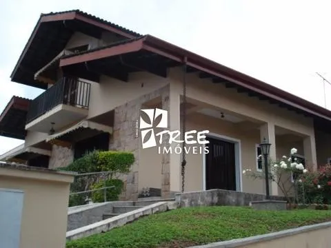 Imagem LOCAÇÃO COMERCIAL DE CASA NO JARDIM PLANALTO, EM ARUJÁ/SP, 400m² com 4 dorm, 3 salas, quintal amplo, churrasqueira e garagem p/ 4 autos. CONSULTE-NOS.