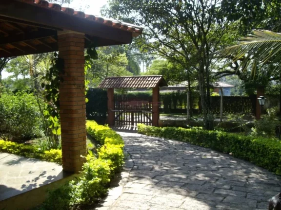 Imagem Chácara com terreno de 2.500m2 e com área construída de 540m2, com duas casas (sede e hóspedes),...