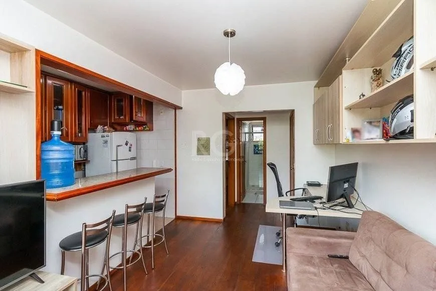 Imagem Apartamento para Venda - 43m², semi mobiliado, 1 dormitório, churrasqueira e 1 vaga de garagem no bairro Partenon