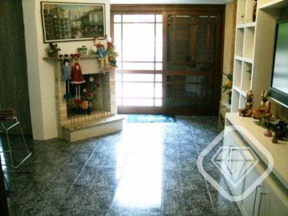 Imagem Casa individual com 4 dormitórios, sendo 1 suíte, e 3 vagas de garagem, no bairro Tristeza.

A Bri...