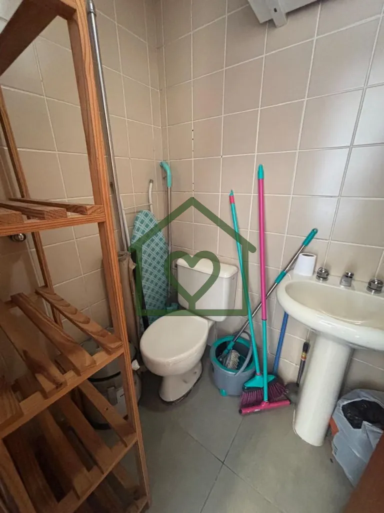 Imagem Vendo Apartamento reformado e semi mobiliado com três dormitórios, sendo um suíte, 800 metros do ...