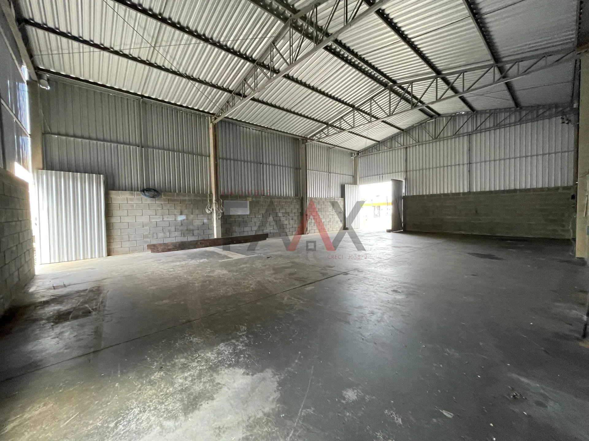 Imagem Barracão Comercial para Locação em Bonsucesso com 150m .