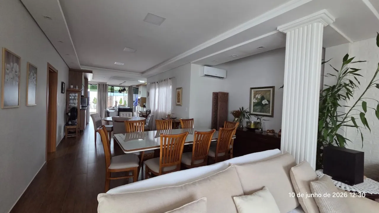 Imagem Casa com 3 suítes, 200 m², PISCINA AQUECIDA, mobiliada, com ar-condicionado e energia solar.

Cara...