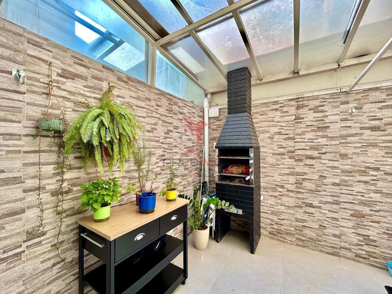 Imagem VENDO CASA DE CONDOMINIO FECHADO, 2 VAGAS DE GARAGEM, 2 DORMITÓRIOS, CHURRASQUEIRA