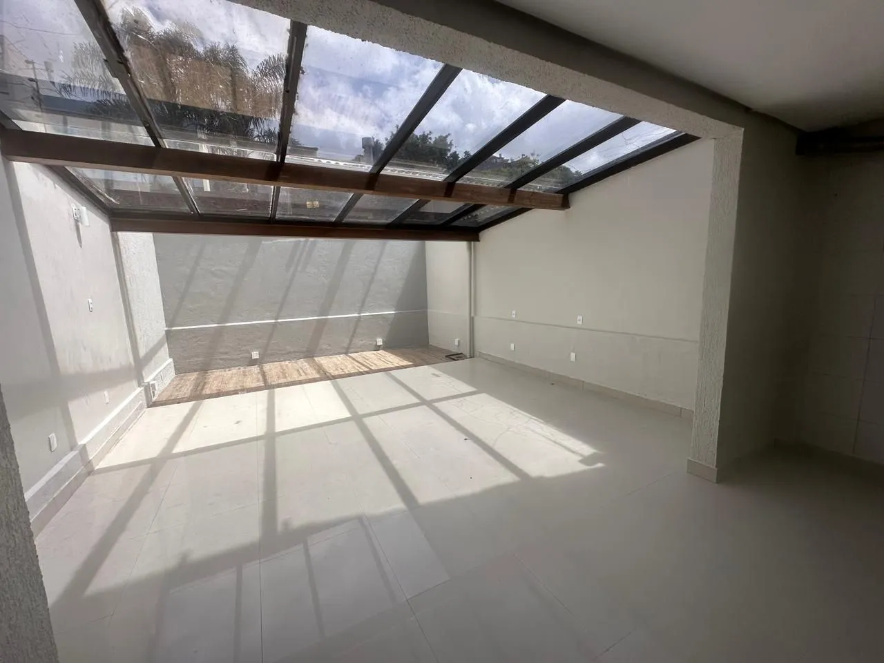 Imagem Vende-se casa com 4 suítes, 184m² e 4 vagas - Chácara das Pedras