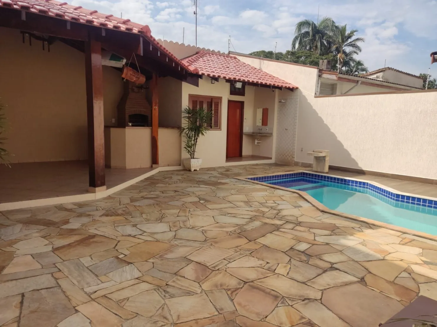 Foto do imóvel Casa Estilo Clássico com 3 Quartos, Piscina, Área Gourmet, 4 Vagas e Excelente Localização Próxima ao Centro