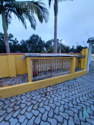 Imagem (PERMUTA) Casa a venda Semi mobiliada, 03 quartos, 04 vagas, churrasqueira no Boqueirão em Curitiba PR