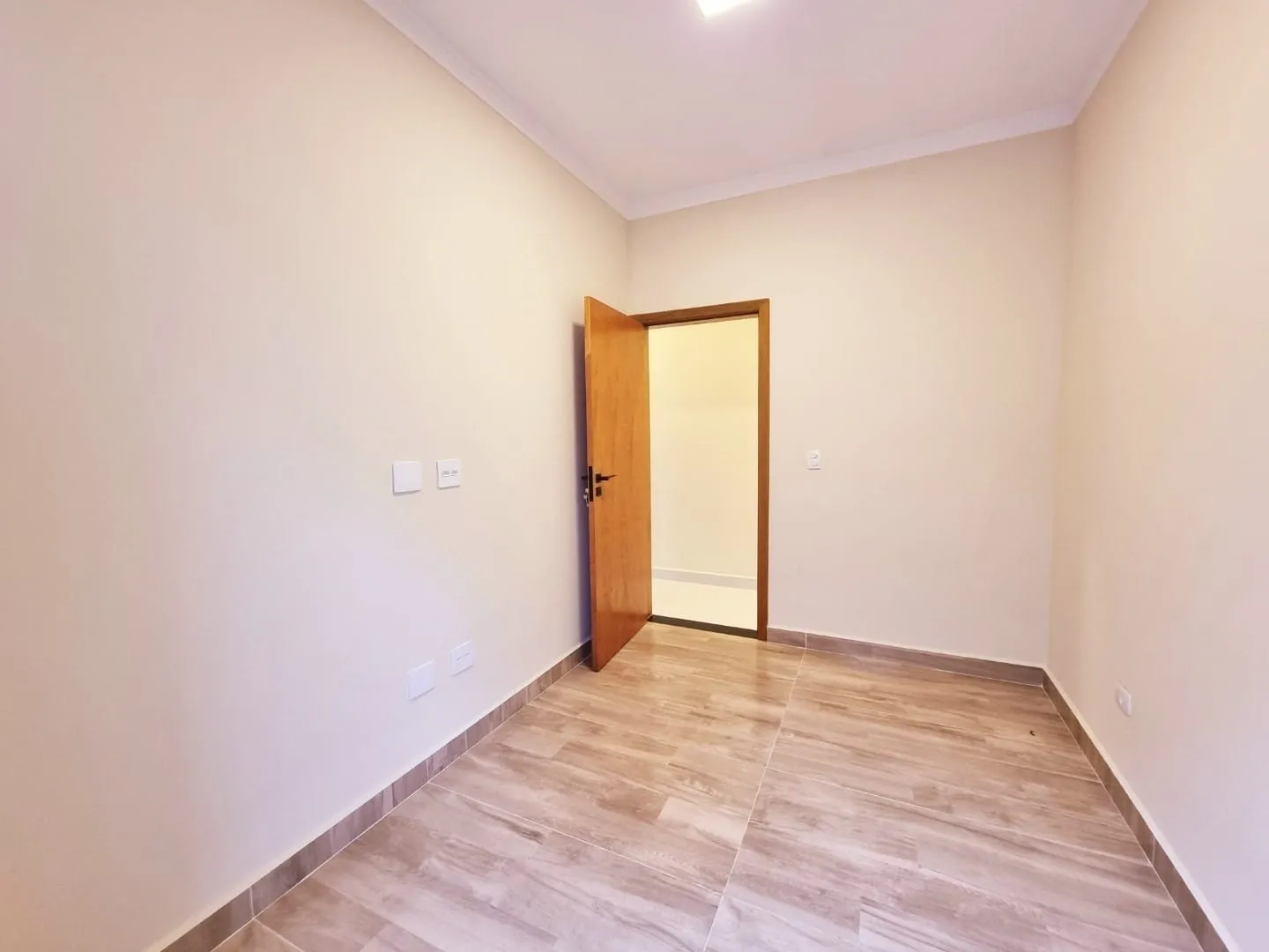 Imagem Exclusiva Casa Moderna no Condomínio Vila Romana: Ambientes Integrados, Área Gourmet, Suíte Ampla e Detalhes em LED para Conforto e Sofisticação