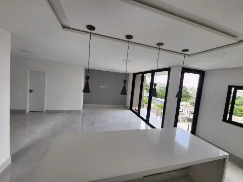 Imagem VENDA DE SOBRADO MODERNO NO CONDOMÍNIO ARUJÁ V, EM ARUJÁ/SP, com 300m², 04 suítes, sala 03 ambientes, piscina e garagem para 04 carros. CONSULTE-NOS.