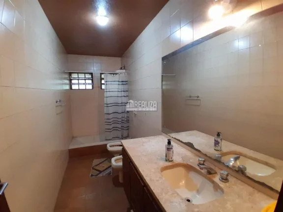 Imagem Casa à venda no bairro Nossa Senhora da Abadia, em Uberaba: 4 dormitórios, suíte, área de lazer e mais!