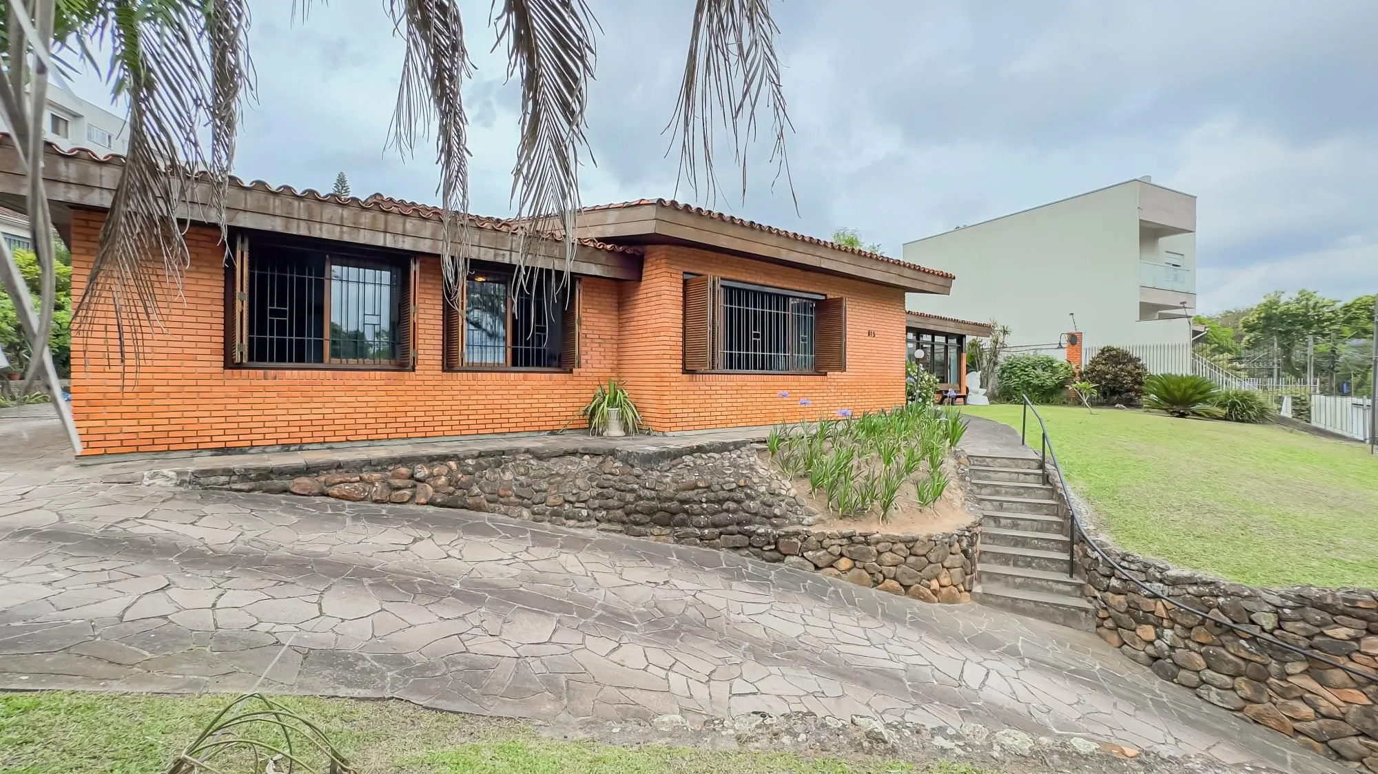 Imagem Casa com 3 quartos e 313m² à venda em Chácara das Pedras, Porto Alegre. Rua Joao Paetzel, Chácara Das Pedras, Porto Alegre