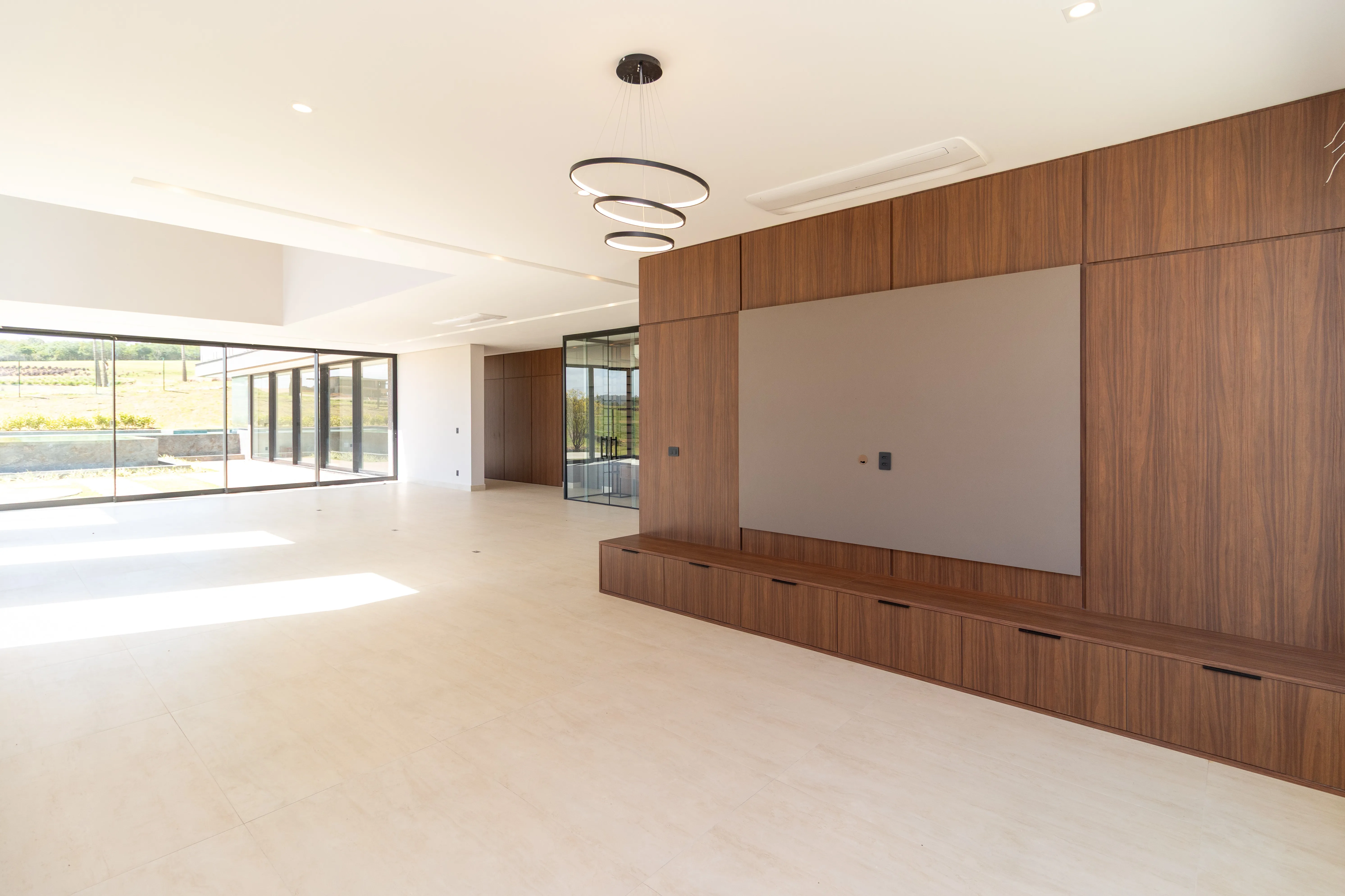 Imagem Condomínio Portofino | Reserva Ituparanga | 6 suítes | 720 m² | Piscina | Elevador | Sauna | Vista para a represa e campo de golfe.