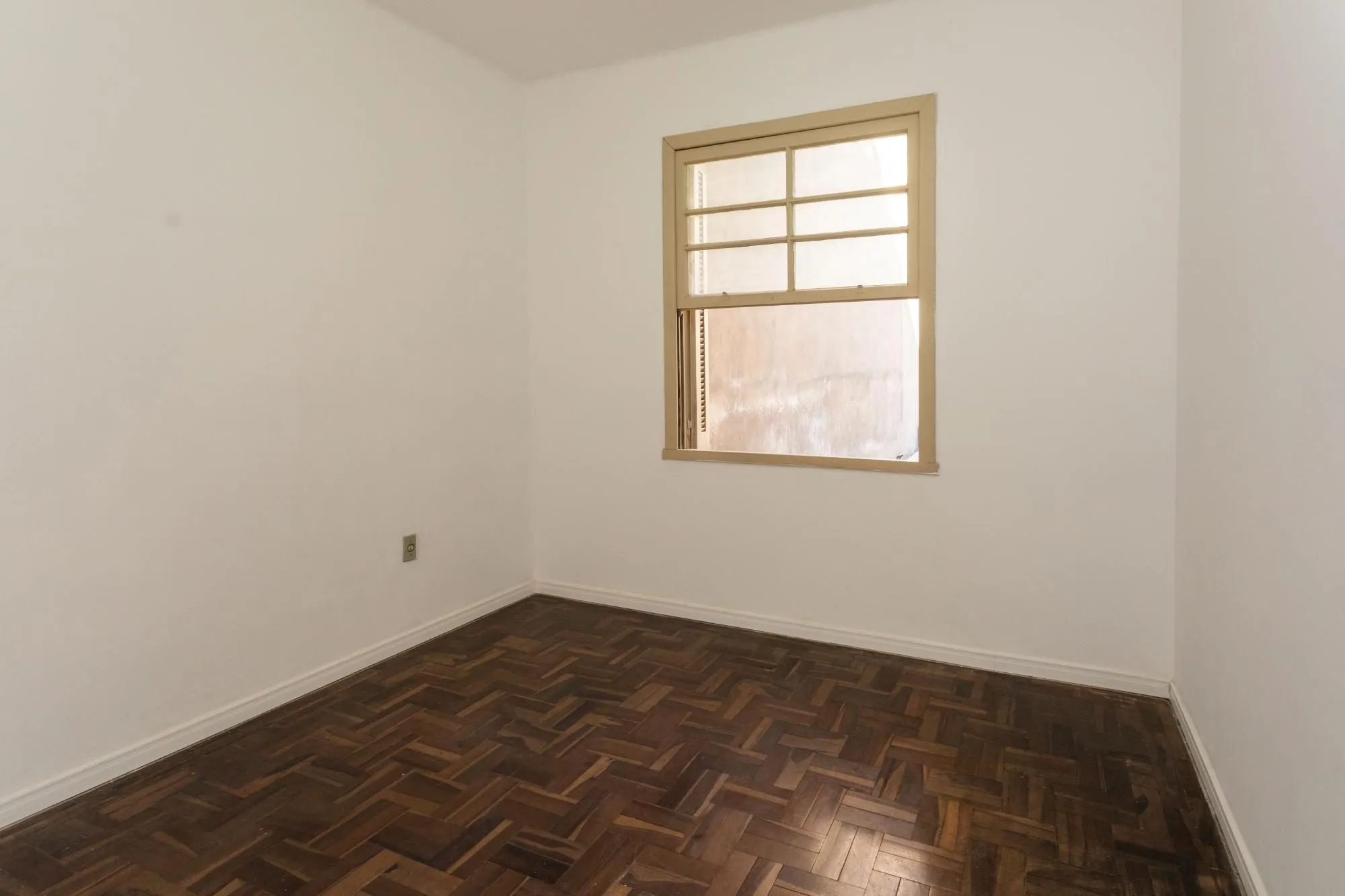 Imagem Amplo Apartamento de 3 Dormitórios com Sacada e Garagem na Av. Protásio Alves