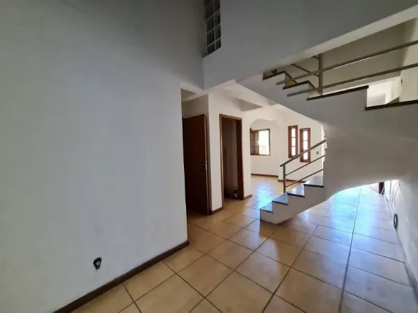 Imagem Casa de 3 dormitórios, apenas uma quadra da Av. Edgar Pires de Castro