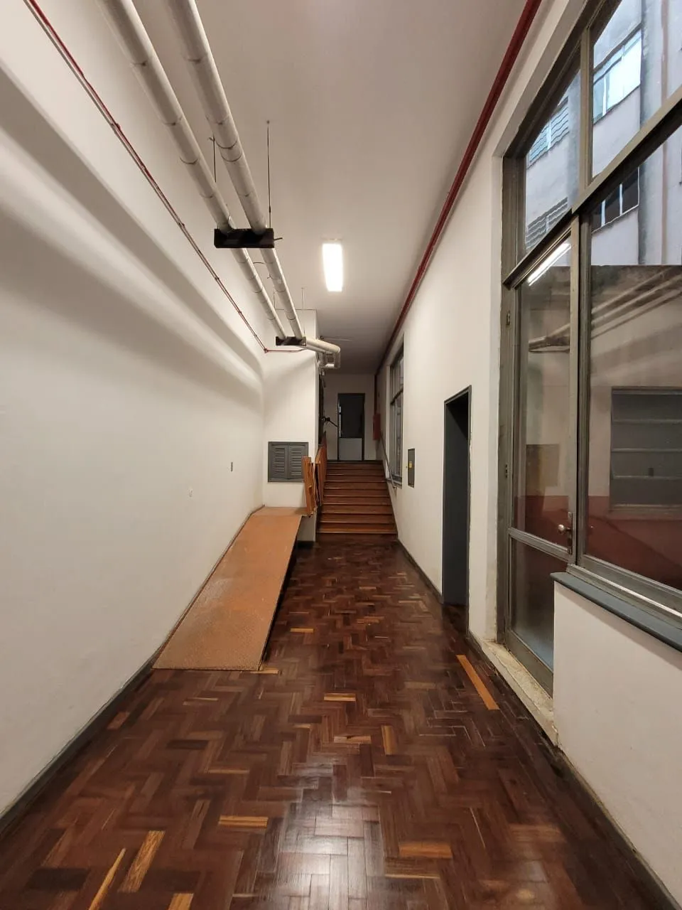 Imagem MÁFFER IMÓVEIS ALUGA SALA COMERCIAL NA RUA URUGUAI, 277.