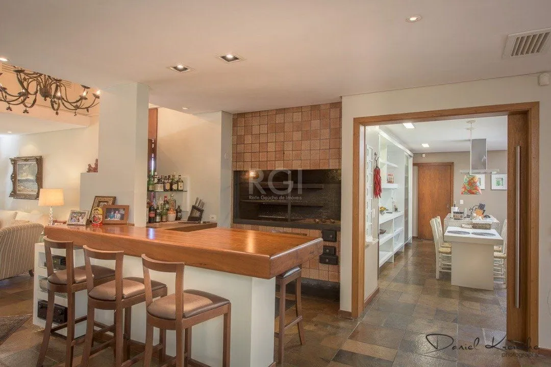 Imagem Casa para Venda - 418m², 5 dormitórios, sendo 1 suites, 6 vagas - Tristeza