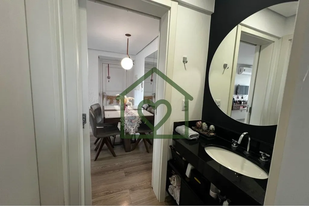 Imagem Descubra o charme e a conveniência deste aconchegante apartamento situado no coração de Porto Ale...