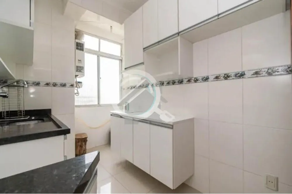 Imagem Ótimo apartamento de frente com sacada, sala com lareira e ar condicionado, dormitório com móveis...