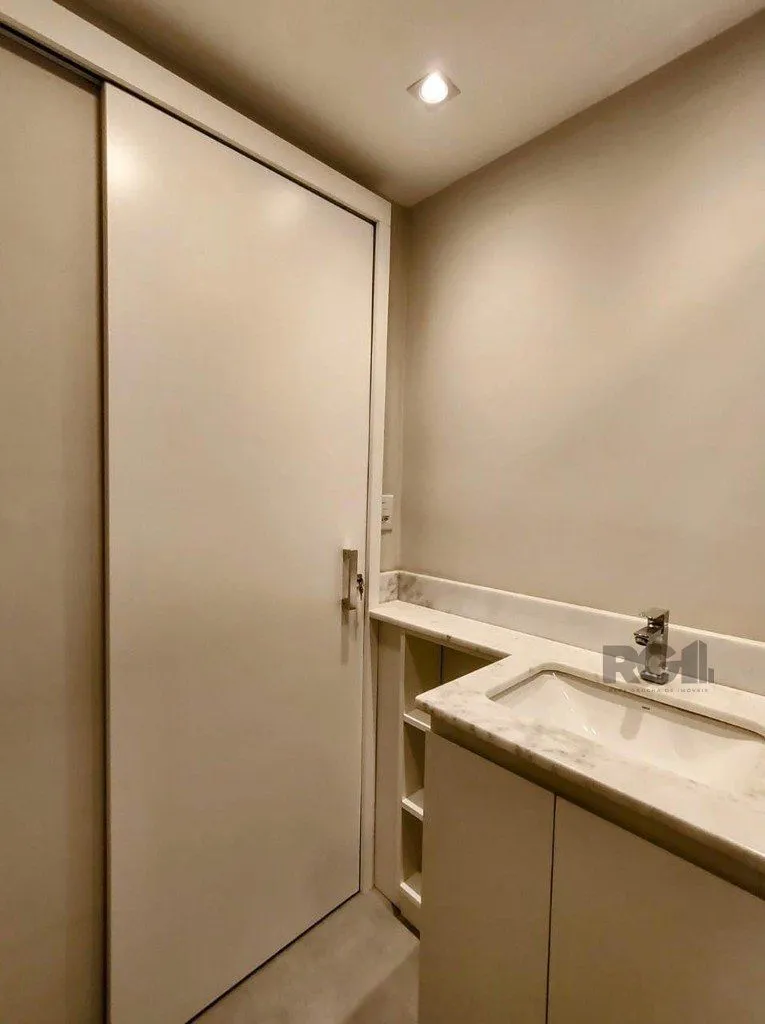 Imagem Apartamento semi mobiliado, 67m², 2 dormitórios, 1 vaga no bairro Petrópolis