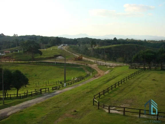 Imagem Sítio/Haras com 52,00 área e 3.000m² área construída, Barracões, 6 casas de funcionários, 29 cocheiras, em Tijucas do Sul - PR