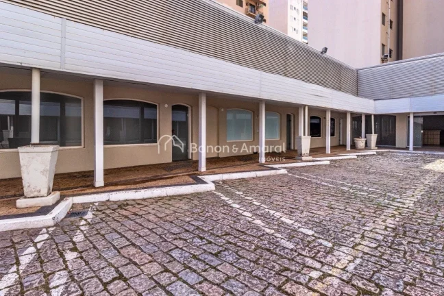 Imagem Imóvel comercial localizado em ponto estratégico de Campinas, na esquina da Avenida Dr. Moraes Sal...