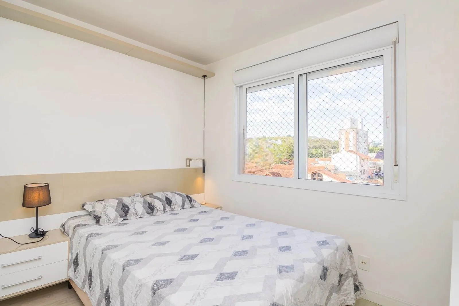 Imagem Apartamento 2 Dormitórios com Suíte e 2 Vagas no Jardim Botânico - Porto Alegre