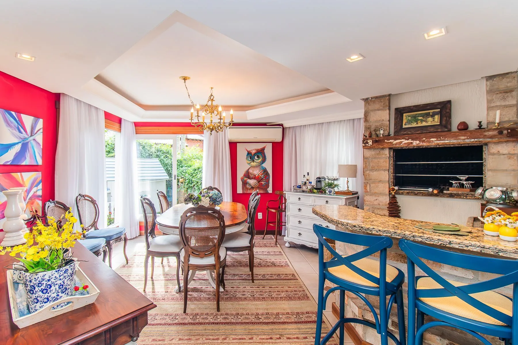 Imagem CASA DE 4 DORMITÓRIOS EM CONDOMÍNIO - 320 m² - 4 VAGAS DE GARAGEM