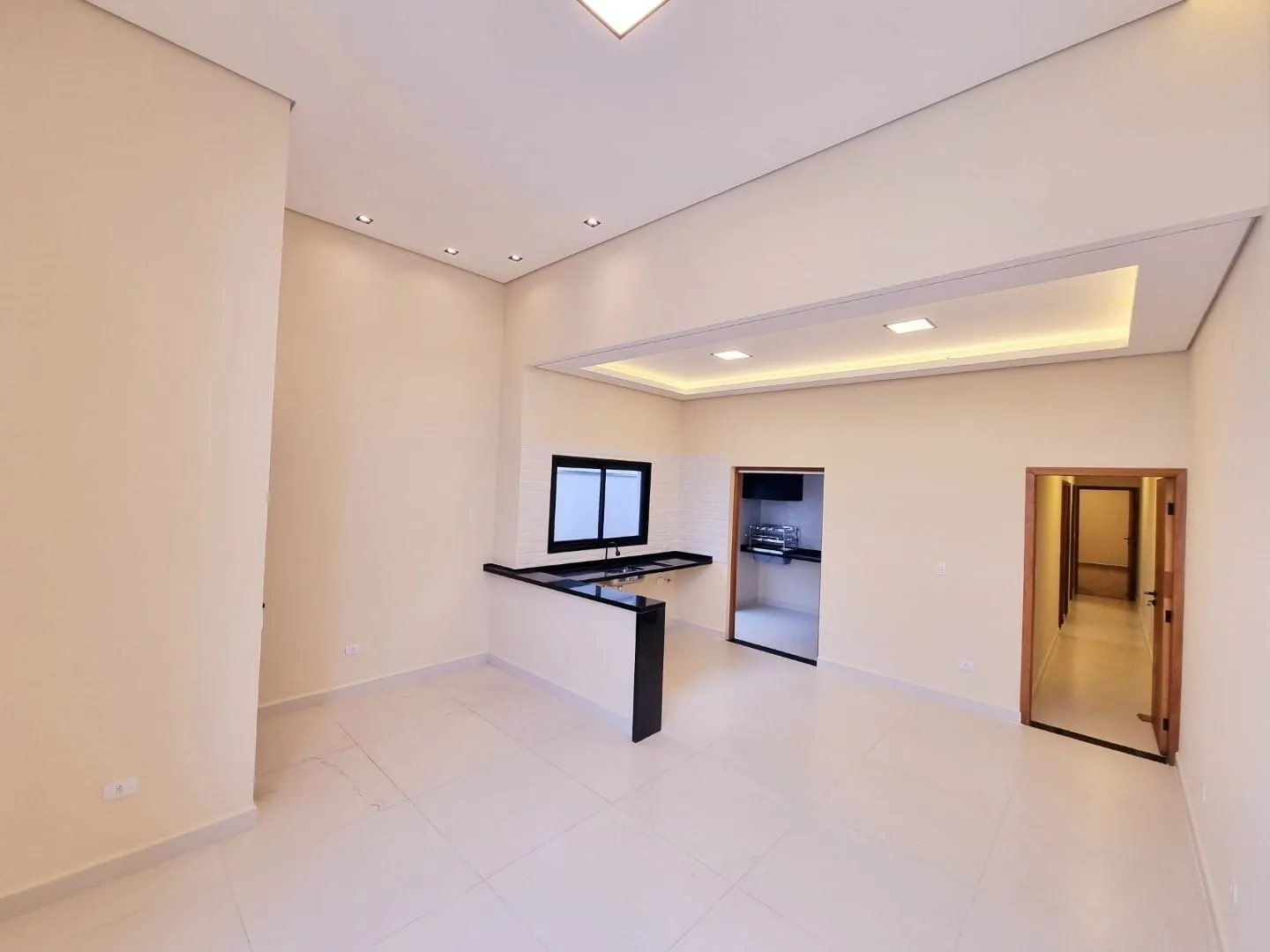 Imagem Exclusiva Casa Moderna no Condomínio Vila Romana: Ambientes Integrados, Área Gourmet, Suíte Ampla e Detalhes em LED para Conforto e Sofisticação