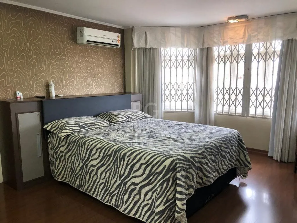 Imagem Casa à venda - 230m², 4 quartos, sendo 2 suítes, churrasqueira, piscina e 03 vagas de garagem