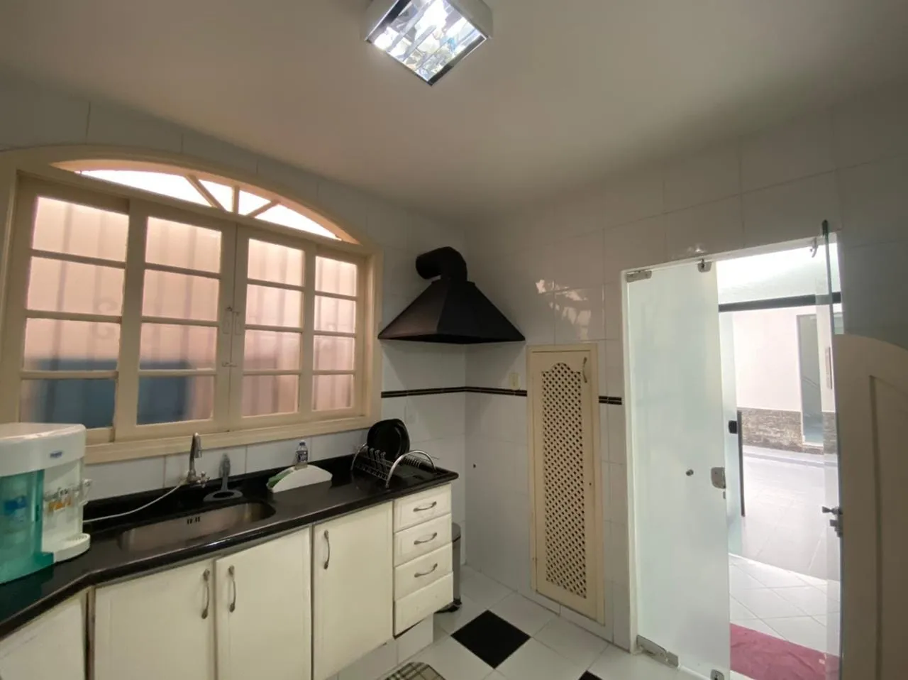 Imagem Comercial à venda 8 Quartos, 2 Vagas, 300M², Jardim Maria Augusta, Taubaté - SP