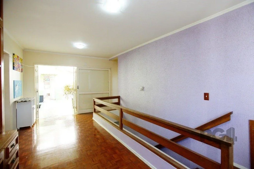 Imagem Excelente casa de 235m² com 4 dormitórios e 3 vagas no bairro Azenha.