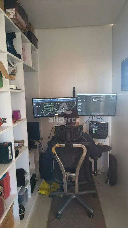 Imagem Apartamento semimobiliado com **03 dormitórios**, localizado em uma das regiões mais estratégicas do bairro Estreito.