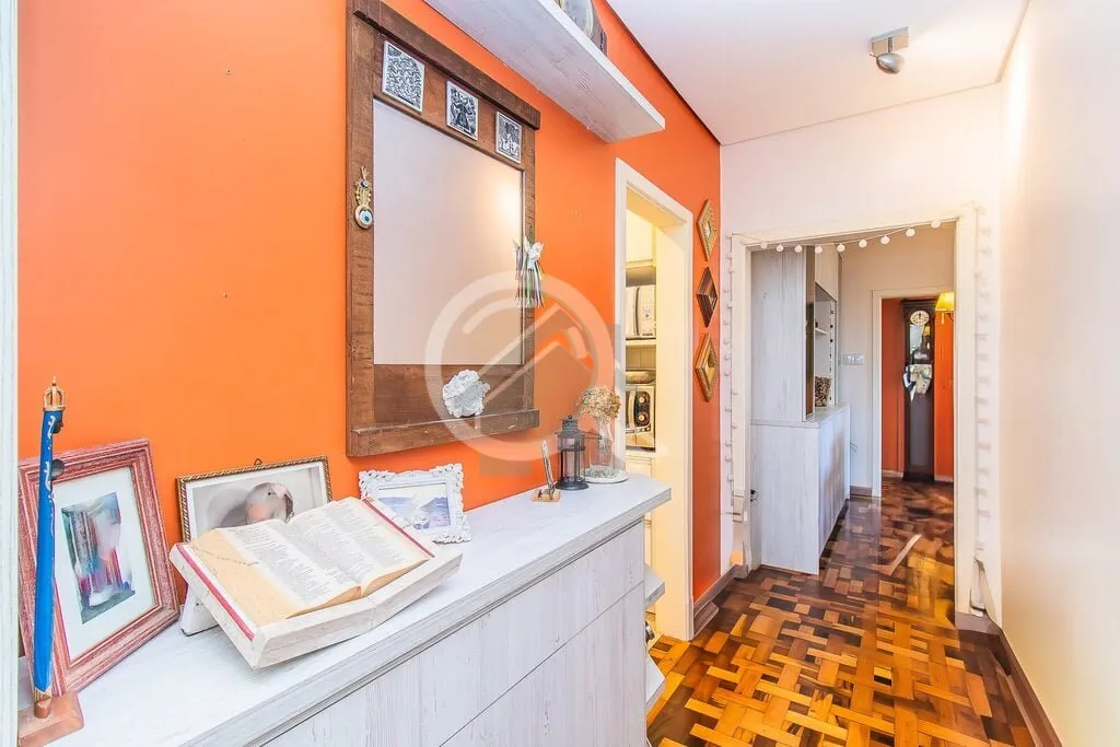 Imagem Amplo apartamento de 3 Dormitórios semi-mobiliado, amplo living com armário, varanda, cozinha indi...