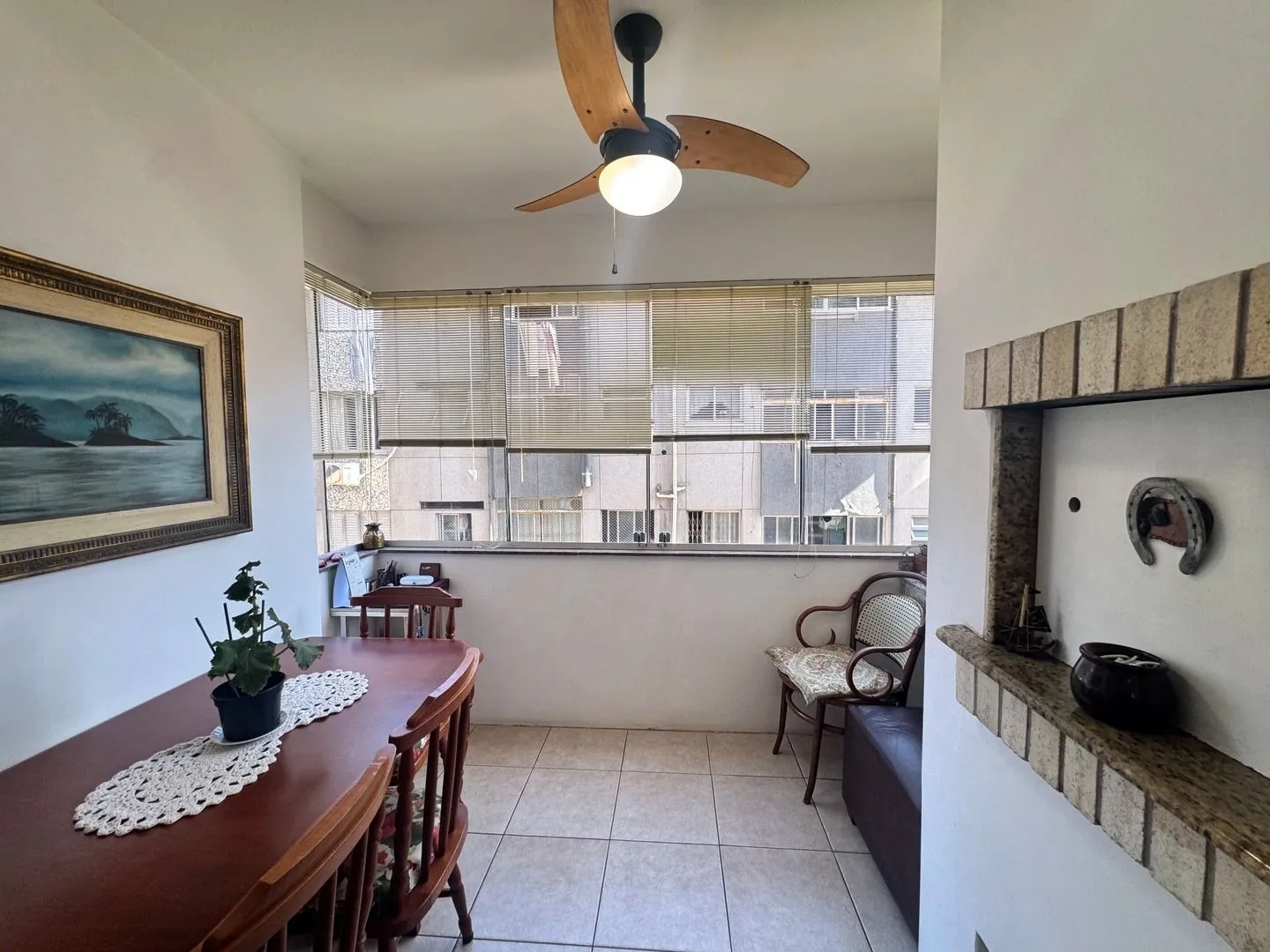 Imagem Apartamento dois dormitórios ( uma suíte) garagem/depósito Bairro Menino Deus