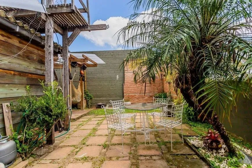 Imagem Casa térrea com 3 dormitórios, amplo pátio e 2 vagas de garagem cobertas.