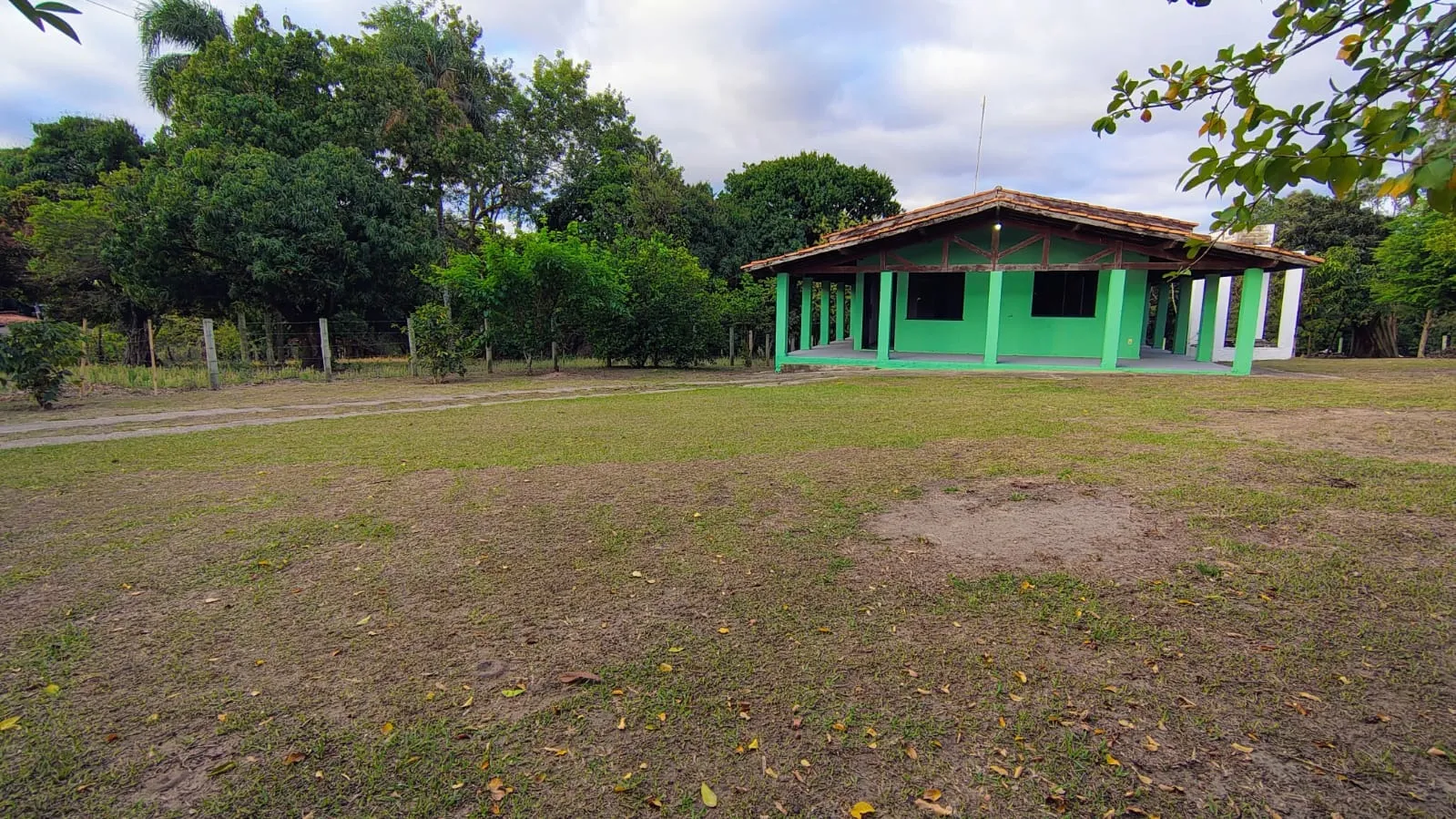 Imagem Chácara com 8925,30m² de Terreno, Casa de 204m², Barracão e Poço Caipira