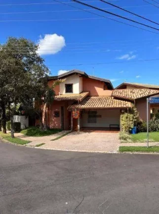 Linda casa de esquina, 260m², 3 suítes, 4 vagas, com estação de recarga para carro elétrico