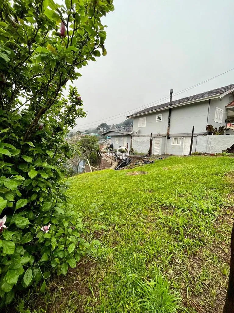 Imagem Vende-se terreno em Gramado com 300 m2 a 3 minutos da Rua Coberta