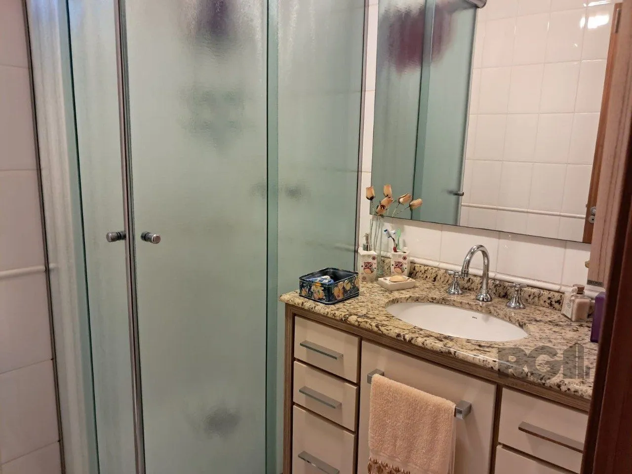 Imagem Apartamento de dois quartos, suíte e uma vaga de garagem no bairro Santana em Porto Alegre.