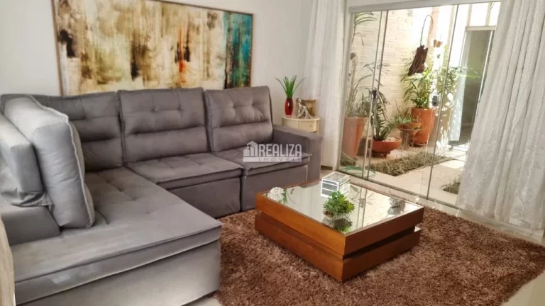 Imagem Casa à venda no bairro Dom Eduardo II, Uberaba: 3 dormitórios, piscina aquecida e móveis planejados!