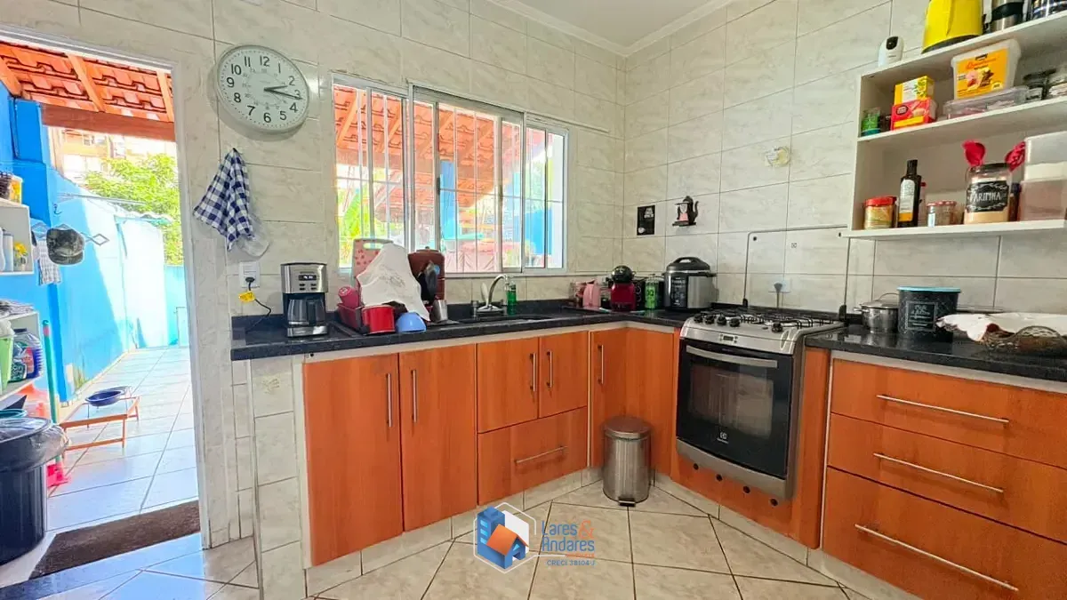 Imagem Sobrado para venda em Parque Maria Domitila com 3 quartos, sendo 1 suíte, 200m²