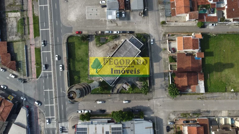 Imagem Galpão Comercial para Locação no Indaiá em Caraguatatuba-SP: 4 Salas, 4 Banheiros, 30 Vagas de Garagem, 875m² de Área.