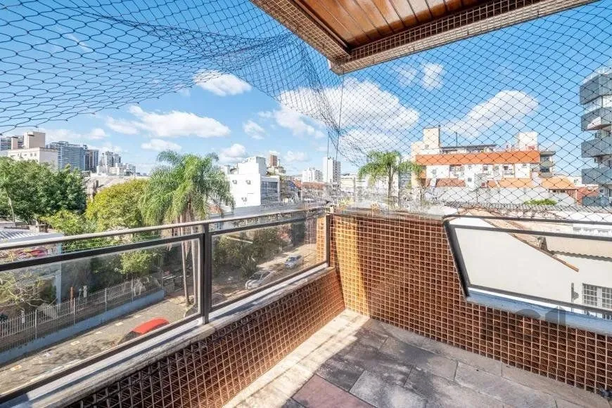 Imagem Cobertura desocupada, espaçosa e bem iluminada nos bairros Bom Fim/Rio Branco, com 3 dormitórios, sendo 2 suítes, e 2 vagas cobertas que acomodam até 4 veículos.