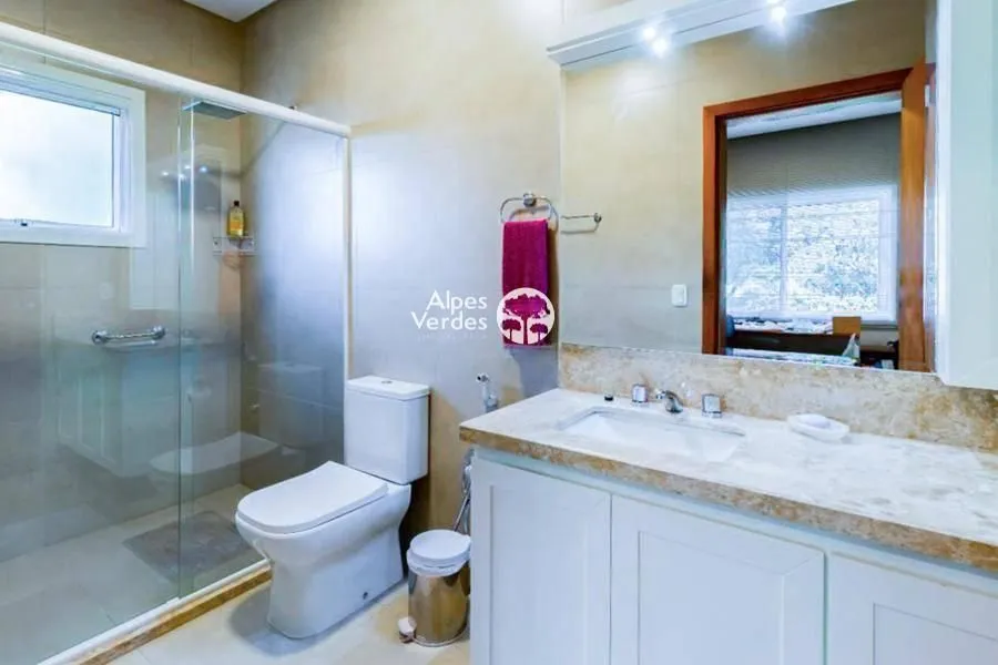 Imagem Vende-se Casa em Condominio com 4 suites a 5 minutos da Rua Coberta