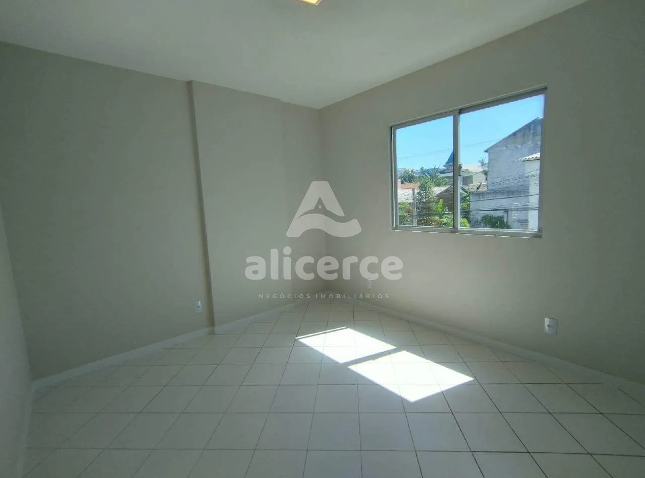 Imagem Apartamento recém reformado, 3 dorm. com suíte, sol da manhã e vista livre em Barreiros - São José - SC