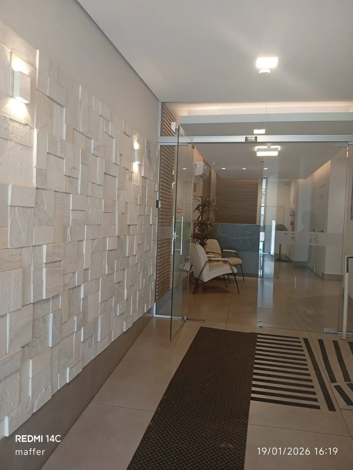 Imagem EXCELENTE SALA COMERCIAL - VENDA / LOCAÇÃO Av. Cristóvão Colombo, 2427 - Floresta | Porto Alegre/RS Junto à Av. Nova York - localização estratégica e valorizada