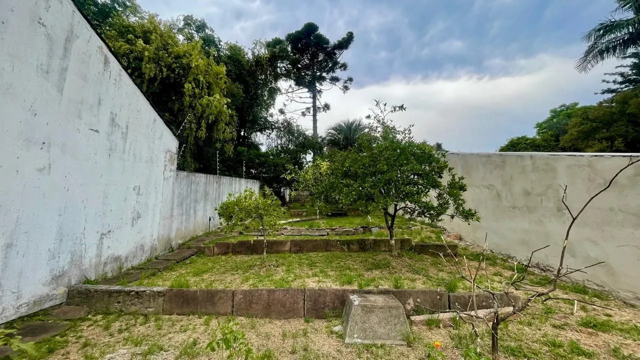Imagem Terreno em área nobre com casa averbada e árvores frutíferas