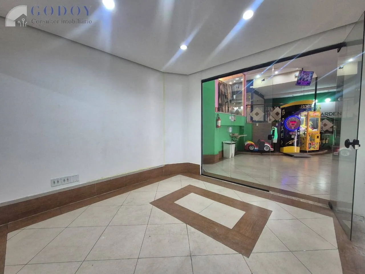 Imagem Investimento: Centro Comercial com 28 Lojas e Piso Superior Privado